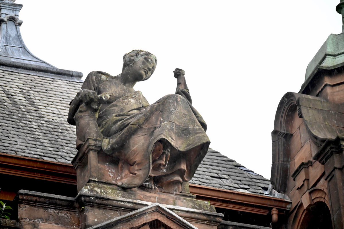 Yet more women on buildings! We may only have statues to 4 named women in Glasgow, but there are a lot of unnamed (usually idealised and stylised) female figures about. This current crop of muses are  @KelvingroveArt  #WomenMakeHistory  @womenslibrary