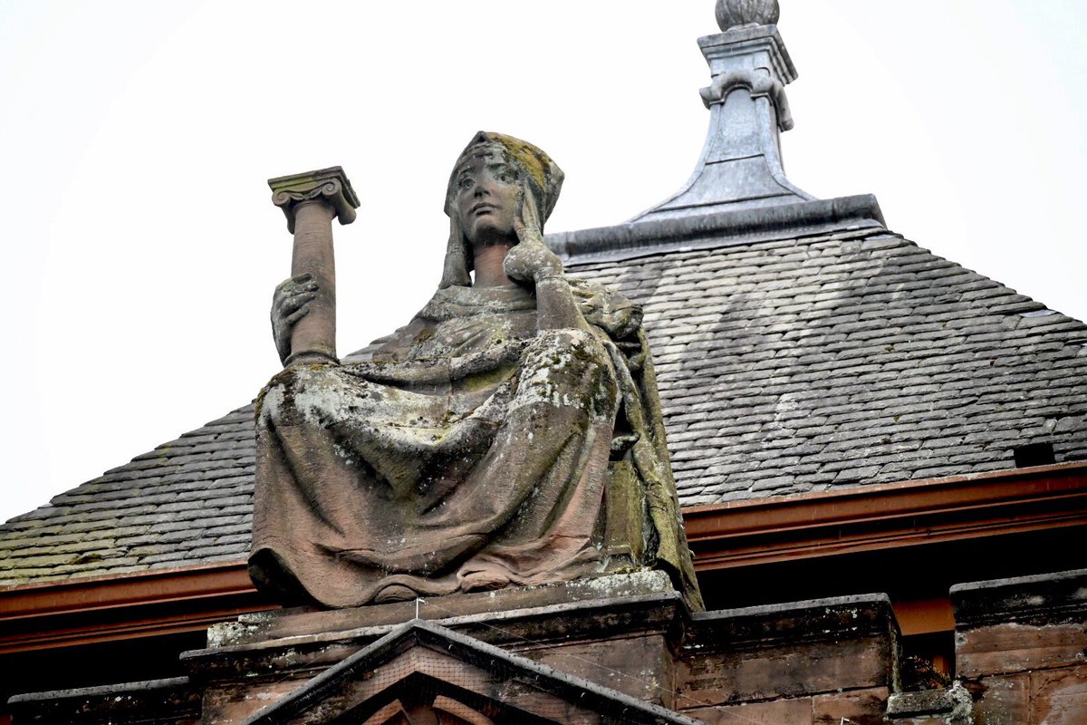 Yet more women on buildings! We may only have statues to 4 named women in Glasgow, but there are a lot of unnamed (usually idealised and stylised) female figures about. This current crop of muses are  @KelvingroveArt  #WomenMakeHistory  @womenslibrary