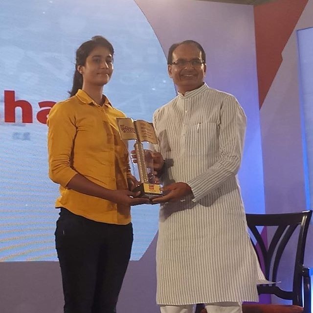 ChouhanShivraj's tweet photo. नीमच में चाय की दुकान लगाने वाले सुरेश गंगवाल जी की बेटी आंचल अब वायुसेना में फाइटर प्लेन उड़ायेगी।

मध्यप्रदेश को गौरवान्वित करने वाली बेटी आंचल अब देश के गौरव और सम्मान की रक्षा के लिए अनंत आकाश की ऊंचाइयों में उड़ान भरेगी। 

बेटी को बधाई, आशीर्वाद और शुभकामनाएं! https://t.co/hG0ve9quIV