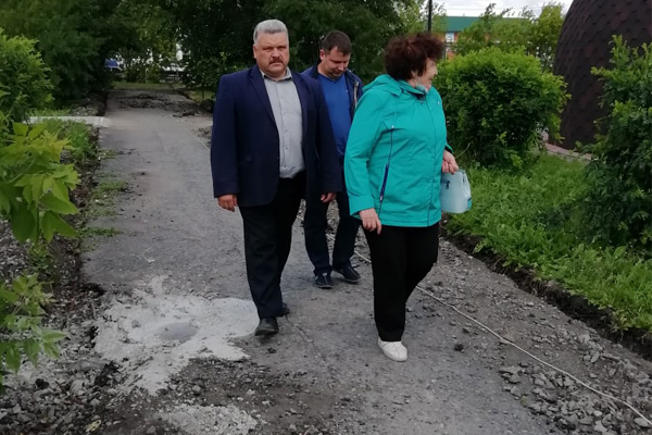 🏪 «Единая Россия» третий год подряд реализует партийный проект «Городская среда» в Петуховском районе. Общественная комиссия по благоустройству заседает не только в кабинете, но и на объектах. Председатель районного общества инвалидов Галина Саморенова проверила ход работ.