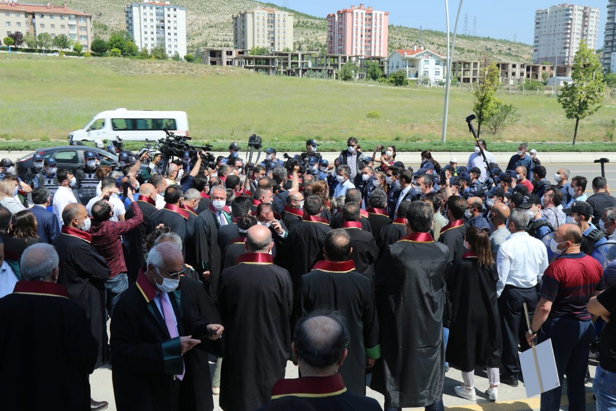 Onlarca baro başkanı kilometrelerce yürüdü ve başkente girmelerine, Anıtkabir’e gitmelerine izin verilmiyor. Buradayız. Vazgeçmeyiz.