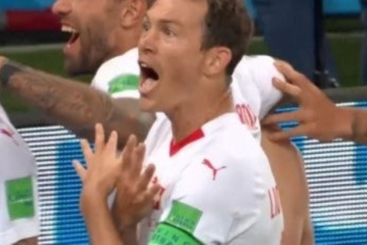 Si même le capitaine Lichtsteiner a rejoint Xhaka et Shaqiri sur le signe de l'aigle (alors qu'il avait tenu des propos défavorables aux suisses d'origines étrangères de la Nati en 2015) ce n'est pas pour rien. C'est que la virulence des supporters serbes était exécrable.