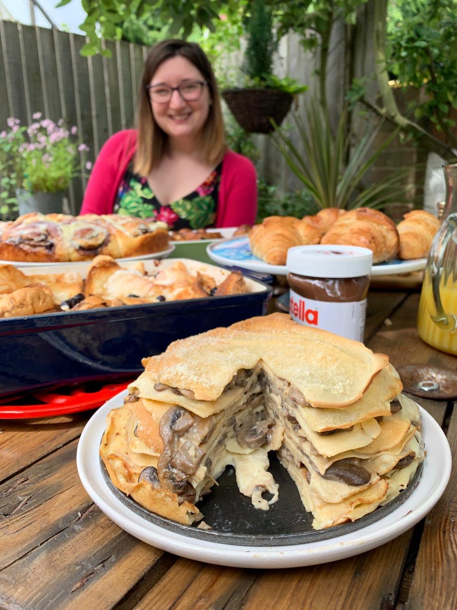 SJBMFLDept's tweet photo. Et maintenant les crêpes 🥞 de Madame Gibbs qui apporte le #DefiCrepe au prochain niveau!! 😋 💫 @sjbsurrey https://t.co/aoGiv77ojq
