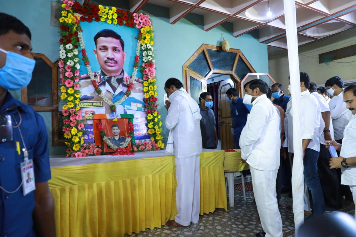 BRSparty's tweet photo. గాల్వ‌న్ లోయ‌లో వీర‌మ‌ర‌ణం పొందిన క‌ల్న‌ల్ సంతోష్ బాబు చిత్రాప‌టానికి పుష్పాంజలి ఘటించిన సీఎం శ్రీ కేసీఆర్. https://t.co/rN54B529Td
