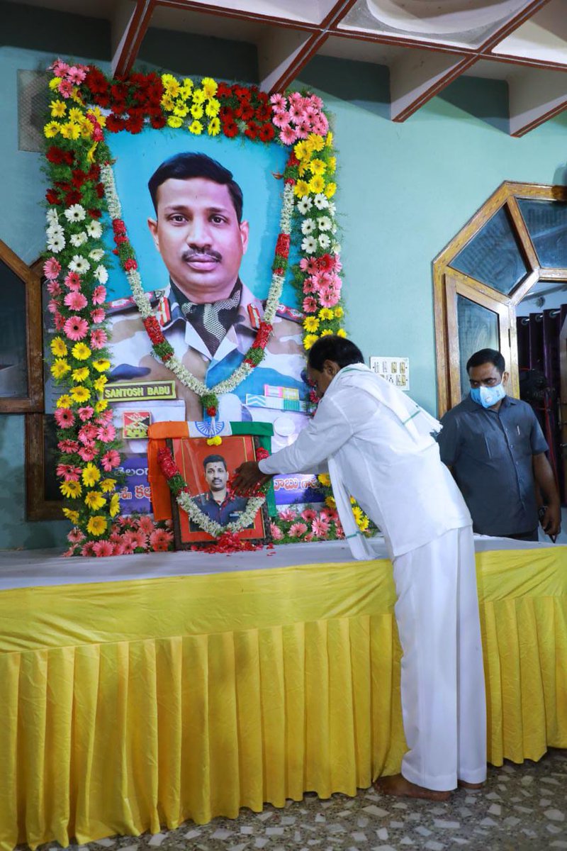 BRSparty's tweet photo. గాల్వ‌న్ లోయ‌లో వీర‌మ‌ర‌ణం పొందిన క‌ల్న‌ల్ సంతోష్ బాబు చిత్రాప‌టానికి పుష్పాంజలి ఘటించిన సీఎం శ్రీ కేసీఆర్. https://t.co/rN54B529Td