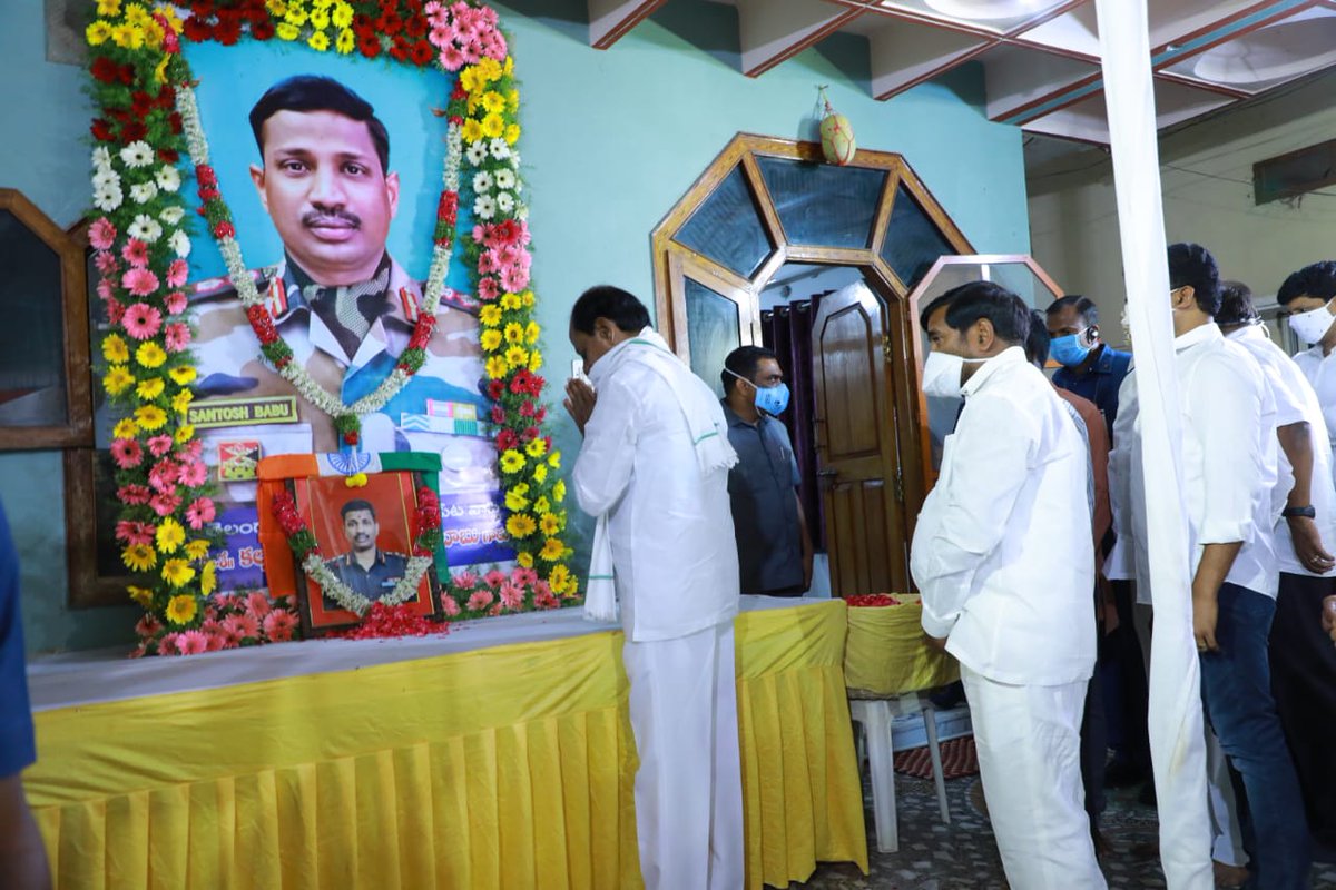 BRSparty's tweet photo. గాల్వ‌న్ లోయ‌లో వీర‌మ‌ర‌ణం పొందిన క‌ల్న‌ల్ సంతోష్ బాబు చిత్రాప‌టానికి పుష్పాంజలి ఘటించిన సీఎం శ్రీ కేసీఆర్. https://t.co/rN54B529Td