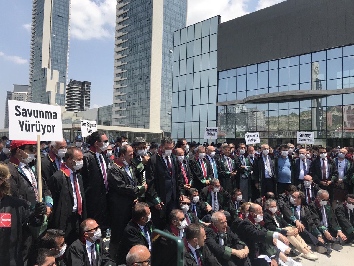 Baroların yürüyüşünü engellemek, avukatlara saldırmak sivil darbenin ete kemiğe bürünmüş halidir. Bağımsız yargı mücadelemizi hep birlikte sürdürmeye kararlıyız. #SavunmaDurdurulamaz