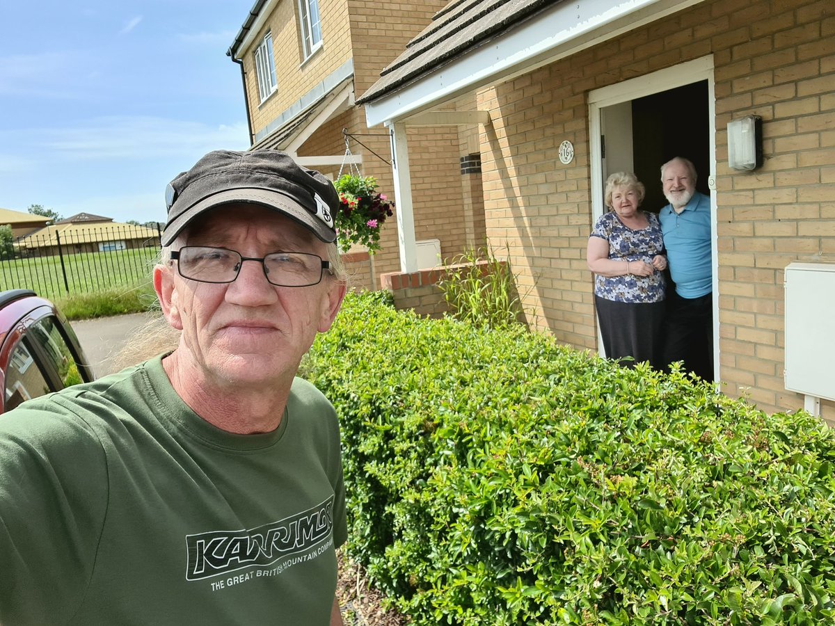 KHLbiglocal2012's tweet photo. On my travels this morning to the KNA Community Garden I seen these fab human beings. @kategroundwork @Alexis09987803 @TimMorton2 Time to do some gardening and then a Creative Kingswood and Hazel Leys online meeting. https://t.co/cUQ6rzpchB