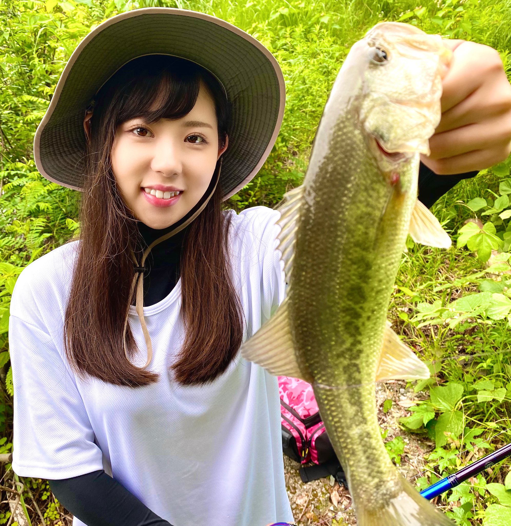 Chizuru ちづる 色々試してみるけどなかなか釣れんくて ちょっと諦めモードでスピナべ投げたら 結構手前の方で当たったけん焦った 釣り バス釣り アウトドア ブラックバス オオクチバス 釣りアパレル アパレル Bonheur Tシャツ ドライtシャツ