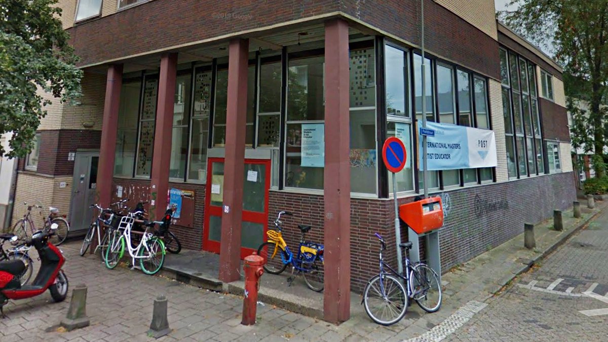 platformpost_'s tweet image. Expoplu goes Arnhem! 
✨
Naast onze vertrouwde locatie in de Paraplufabriek in Nijmegen opent in juli een pilot tentoonstelling in een voormalig postkantoor in Arnhem. Wat er te zien zal zijn hoor je binnenkort!