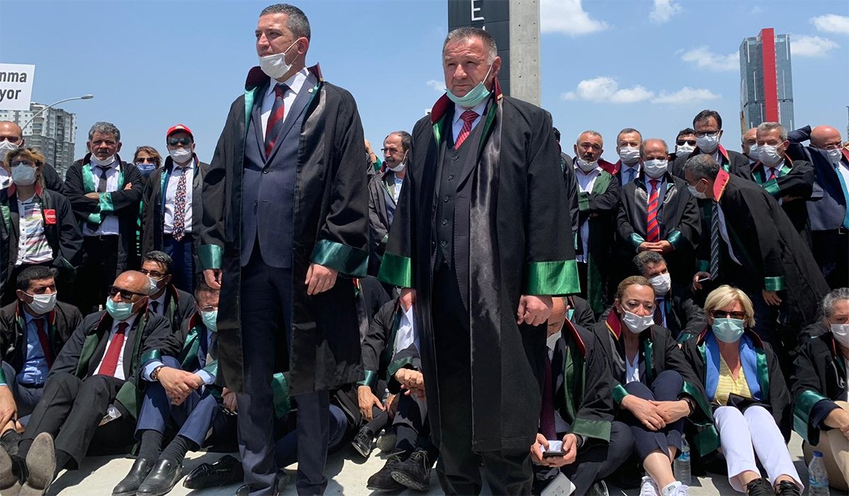 Başkanımız Av. <a href="/cavitdursun/">Cavit Dursun</a> : 

“Biz buraya üç ya da 80 baro için değil 130 bin avukatın, 83 milyon vatandaşımızın hakları için buraya geldik. Ancak ülkemizin başkentine girişimiz engellendi." 
#SavunmaDurdurulamaz