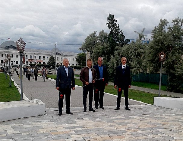 🌿💐🎗️Куртамышские единороссы возлагают цветы в День памяти и скорби к воинскому мемориалу.