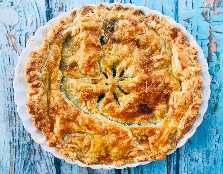 TheDreamBasket_'s tweet photo. About yesterday, #fathersday lunch for our super dad. #Homemade #steakandkidneypie  served with optional #creamymashedpotatoes and #greensalad. #foodiesofinstagram #foodies 

#Piedish also available for sale for R149,99 #crockery #Crockerylove https://t.co/2WsppMAari