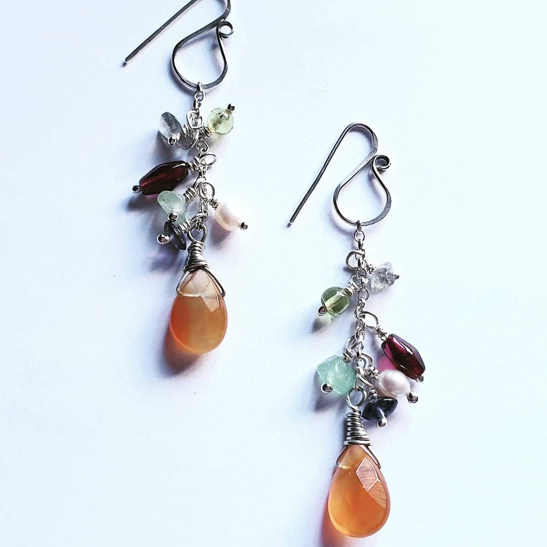 Making a pair of Tutti-Frutti #earrings to order, with a luscious mix of #carnelian #briolettes #iolite #freshwaterpearls #amazonite #garnet #peridot #labradorite #sterlingsilver #argentiumsilver. Thank you <a href="/seopenstudios/">South East Open Studios</a>!
#handmade #jewellery #maker #tunbridgewells #seos2020
