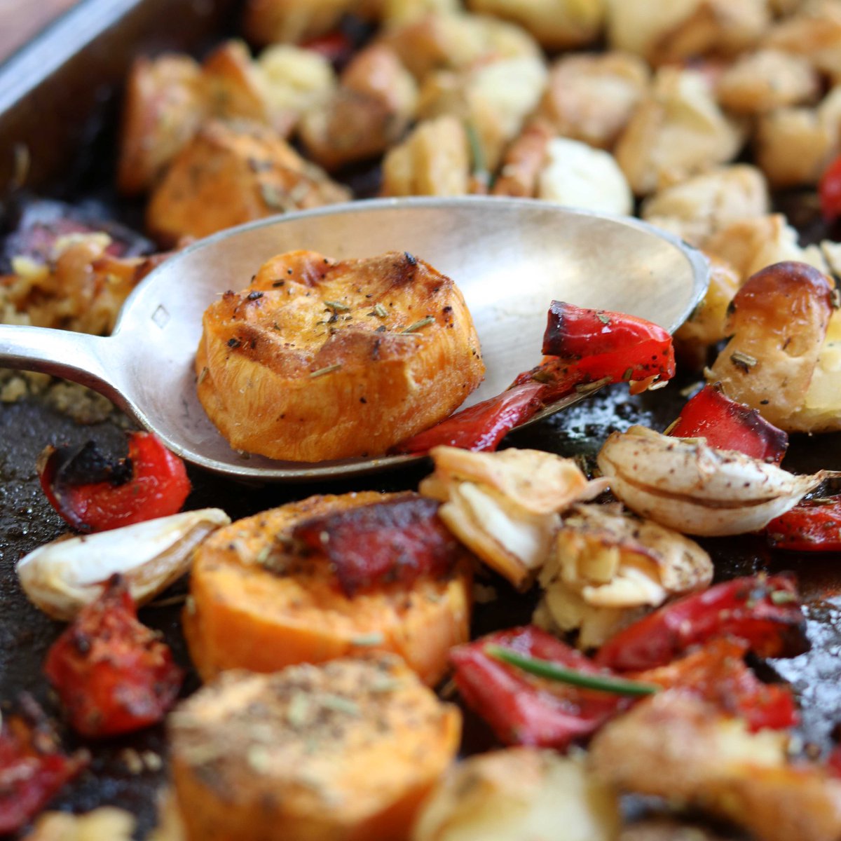 energisethrive's tweet photo. Easy and delicious Sweet Potato & Butterbean Roasty Roots Traybake😀
https://t.co/vcmRAjHjPj
#veganprotein #veganproteinsource #wheredoyougetyourprotein #easyveganrecipe #traybake #simpleveganrecipes #veganfood #roastedbeans #butterbeans #glutenfreerecipe #glutenfreevegan https://t.co/Q7JTDDos4O