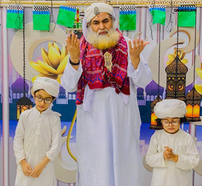 IlyasQadriZiaee's tweet photo. امیراہلسنت مولانا الیاس قادری اپنے گھر پر کرونا وائرس سے حفاظت کے لئے *اذان* دیتے ہوئے
*آپ بھی روزانہ رات 10 بجے اذان ضرور دیں* https://t.co/0S2wqcD3Pv