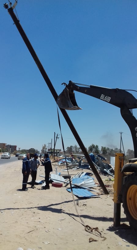 Aalkhraba's tweet photo. جانب من أعمال الصيانة التي تمت يوم الاحد بجهود مهندسي وفني دائرة توزيع قصر بن غشير ، حيث شملت استبدال الاعمدة المتضررة نتيجة العدوان على العاصمة طرابلس وصيانة خط خلف الله 30/11 بن غشير ، وارجاع التيار الكهربائي لبعض احياء بمنطقة قصر بن غشير . https://t.co/wITtbltONK