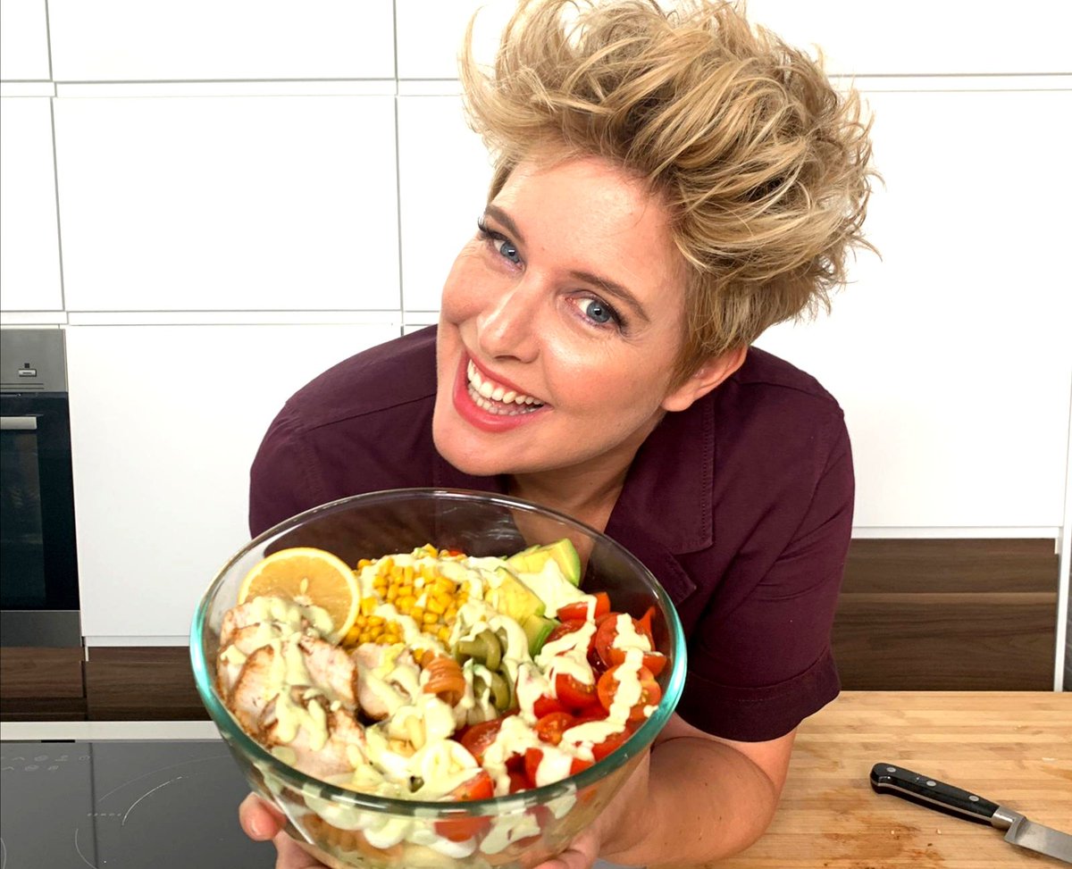 We say 'goodbye' to 'Real Mom' with a super healthy and easy recipe: chicken and pasta salad!
See you, for the last time, at 13:25 on @boinges with <a href="/taniallasera/">⚡️Tania Llasera⚡️</a>
#goodbye #lasttime #encasaconrealmom #LearnEnglish