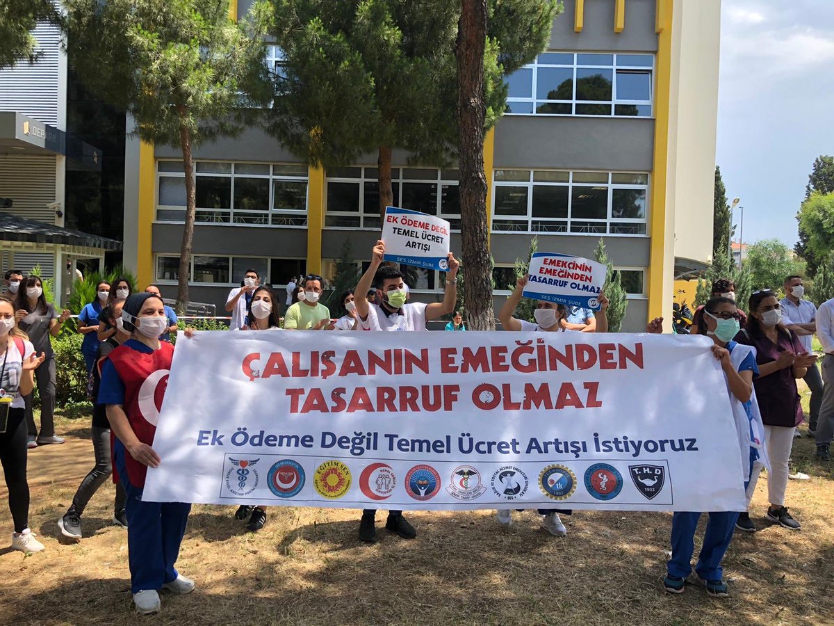 fobuz's tweet photo. Dokuz Eylül Üniversitesi Hastanesi çalışanları haklarını aramaya devam ediyor! https://t.co/lqIXcasjSM