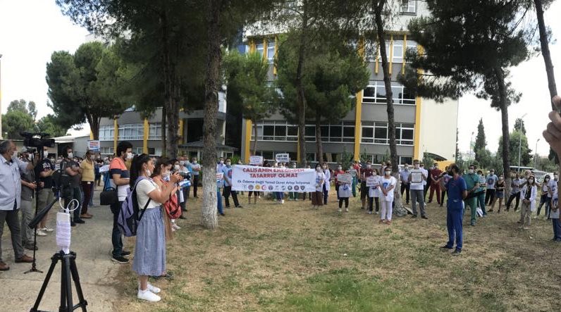 fobuz's tweet photo. Dokuz Eylül Üniversitesi Hastanesi çalışanları haklarını aramaya devam ediyor! https://t.co/lqIXcasjSM