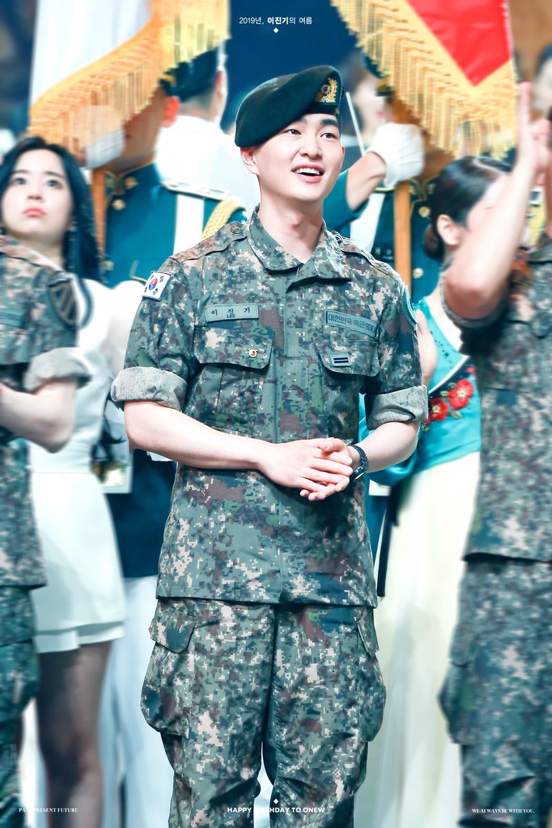 D-28 ONEW’S BACK dearest jinki,happy  #SHINee_JapanDebut_9th_Anniversary, our onew! i read your letter for us , know that we are waiting and excited for you to comeback. enjoy ur last few weeks in the military, we know you’ve been happy being a soldier yours,triz