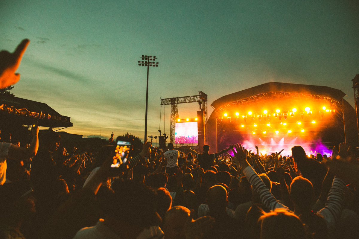 BlossomsBand's tweet photo. 1 year ago today we played our homecoming show at Edgeley Park in Stockport ❤️ 📸@lewsvans https://t.co/IegvNjlzLm