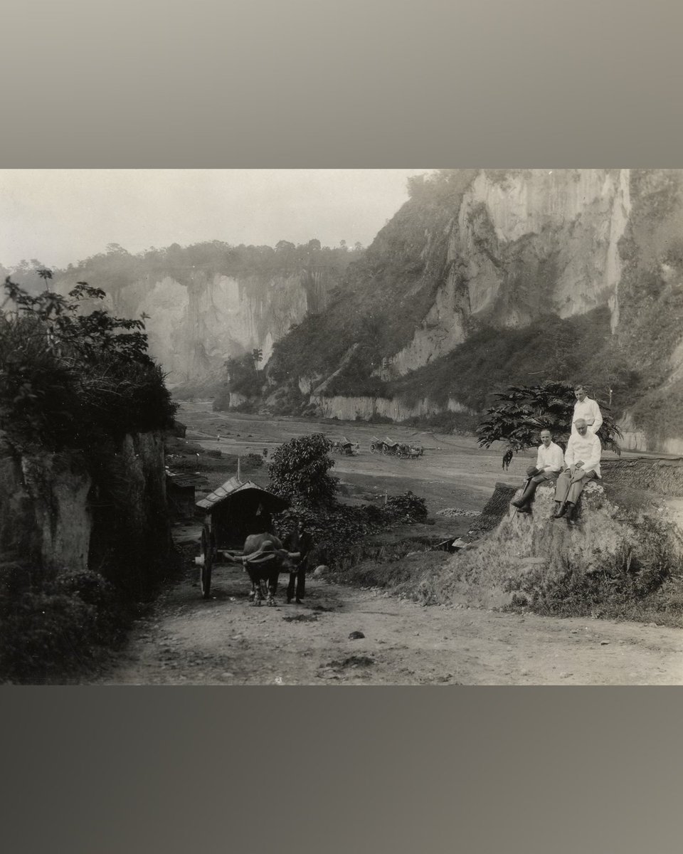potolawas's tweet photo. Potret orang² Eropa menikmati pemandangan alam di Karbouwengat Fort de Kock, sekitar tahun 1930.
•
📸: Leiden University Libraries
•
#potolawas #potolawasbukittinggi #karbouwengat #ngaraisianok #fortdekock #explorebukittinggi https://t.co/oU7C3z0zAI