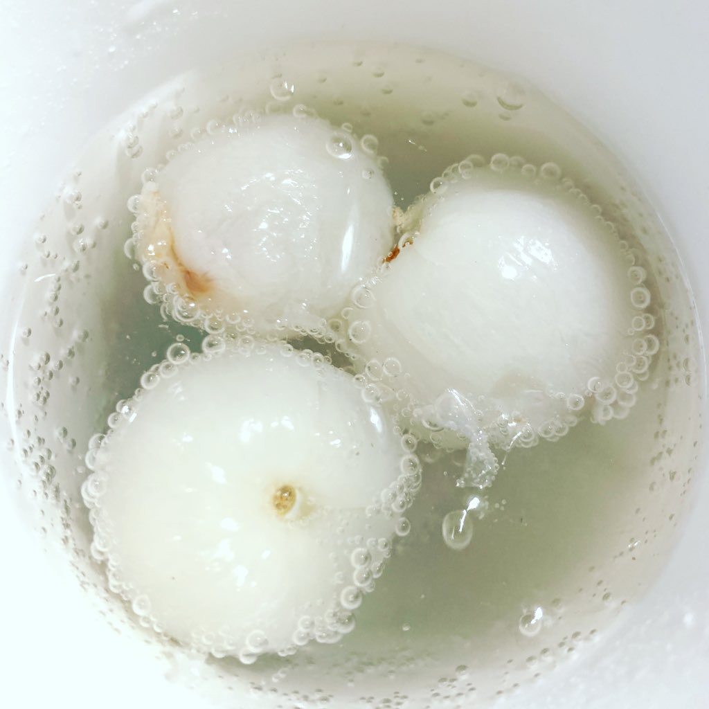 荔枝剥皮，放在冰箱冷冻里一天，拿出来放在雪碧里，彻底化开前撩起来入口，冰~甜~气泡充斥口腔，沁凉入心。

#荔枝雪碧 #LitchiSprite