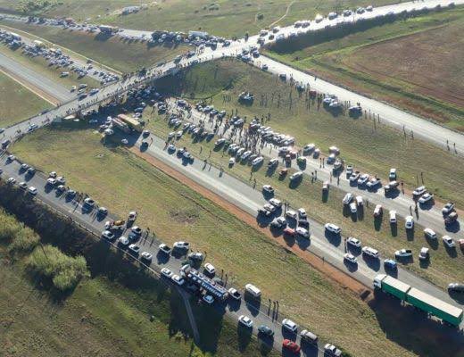 White racist farmers led #BlackMonday protest & used the same strategy of blocking roads. Not even a teargas was fired on them by SAPS! Today, u celebrate SANDF deployment on a black led #TaxiStrike. It is wrong & must be condemned! Army should not control civilian protests!