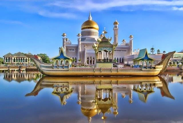 IsimaOdeh's tweet photo. The King of Brunei, Sultan Haji Hassanal Bolkiah has over 500 Rolls Royce and owns 7,000 expensive cars in general.

Brunei is oil-rich and doesn't have any external debt.

The King is also the Prime Minister. His $1.5 billion world class palace has 1,788 rooms snd 257 bathrooms. https://t.co/Mc4S4tiOyw