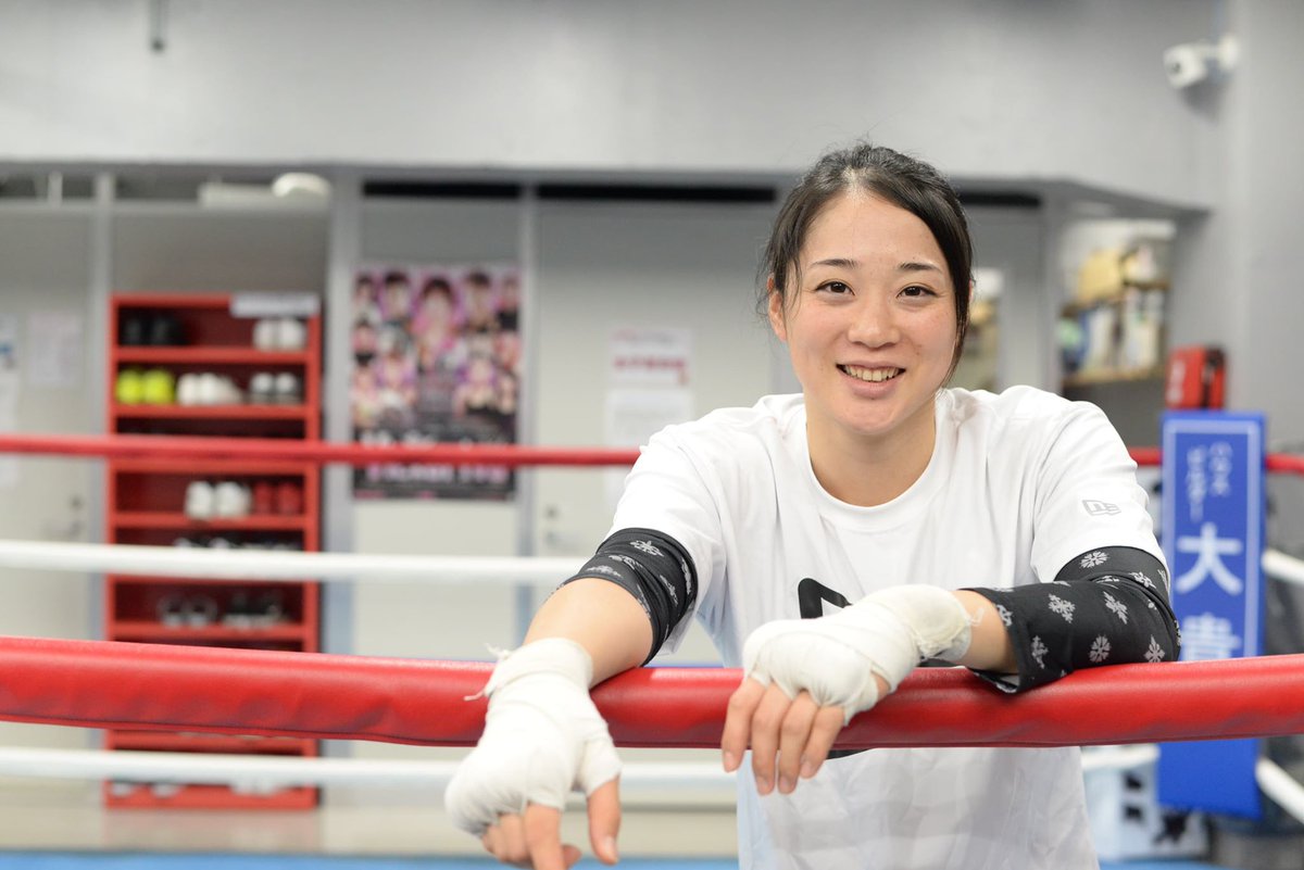 【新刊告知】Fight&amp;Life vol.79 6月23日(火）発売！

藤原 茜
闘うフードレシピ

藤原茜（32＝ワタナベ）はボクサーのフードメニューや健康やカロリーに注意したスイーツを手掛けるうちに、自身もプロボクサーになり、好成績を収めている異色のキャリアの持ち主だ。

購入はamazon.co.jp/dp/B0892HXZ77/