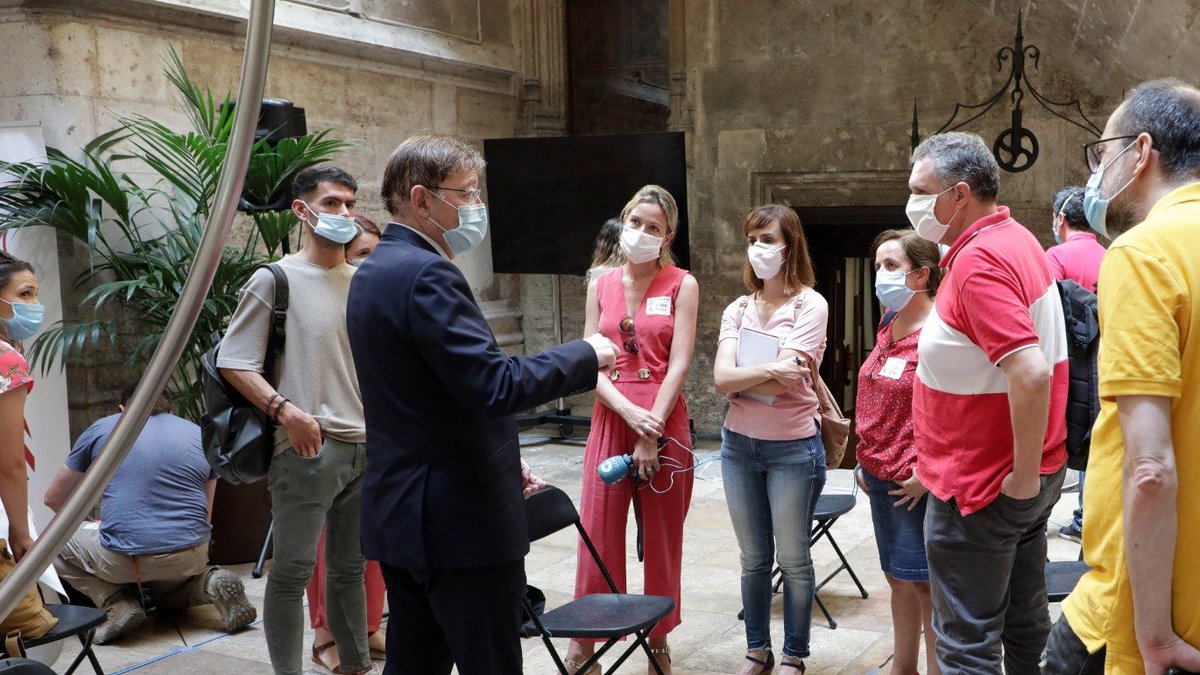 ximopuig's tweet photo. Tornen els periodistes al Palau de la Generalitat de manera presencial.
Una alegria retrobar-los i donar-los les gràcies. El seu treball ha sigut essencial.
El camí cap a la #NormalitatMillorada ja ha començat. 
Seguim. https://t.co/u9V4qbLbw6