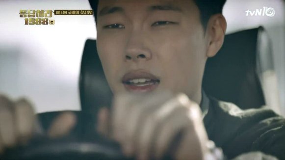 kdramaxxx's tweet photo. we always have that one friend who is always late for everything. 😅

#reply1988 https://t.co/zCYja382pp