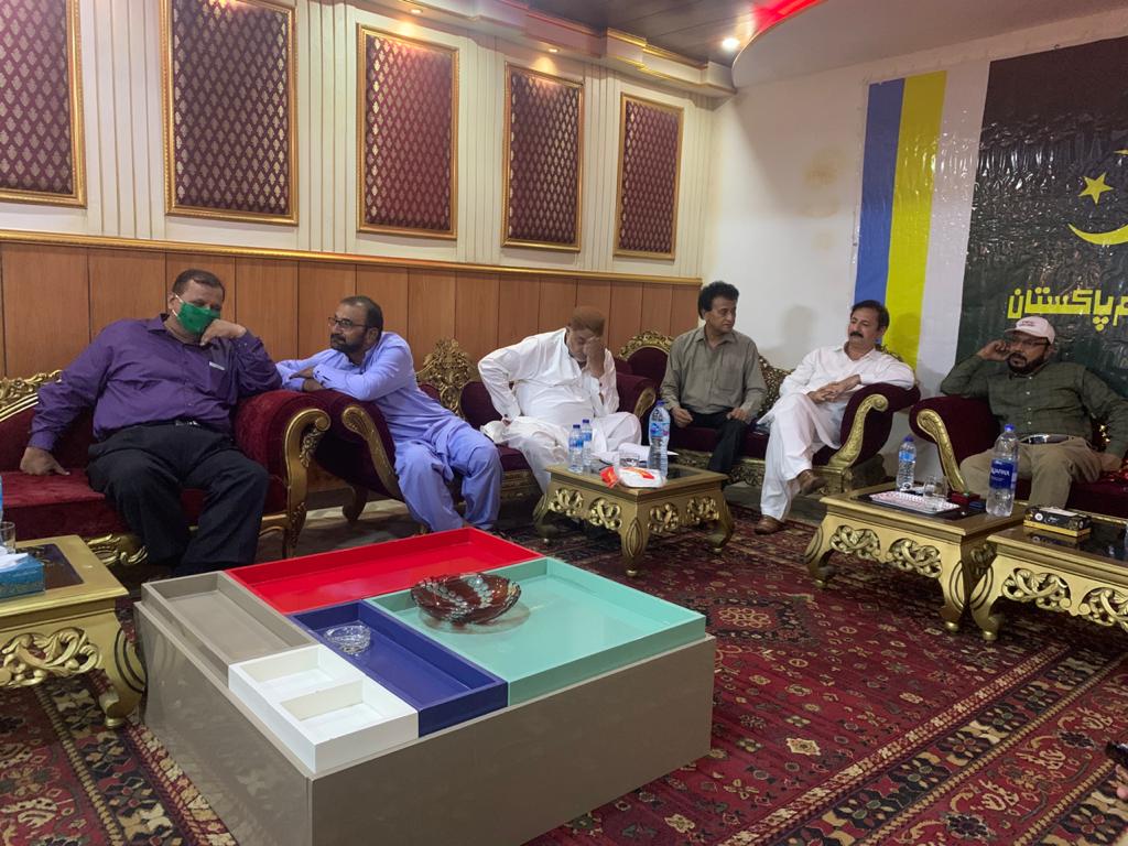 HumAwam01's tweet photo. ہم عوام پاکستان کراچی ڈویژن 

چیئرمین ہم عوام پاکستان طاہر عزیز خان کی کراچی آمد پر کراچی ڈویژنل باڈی کا اجلاس  منعقد ہوا جس کی قیادت چیئرمین ام عوام پاکستان نے کی ۔ اجلاس میں ہم عوام پاکستان کی آعلیٰ قیادت نے شرکت کی جس میں سیکرٹری جنرل ارشد جمال بھٹی، وائس چیئرمین امداد نقوی، https://t.co/0FBt7eZlik