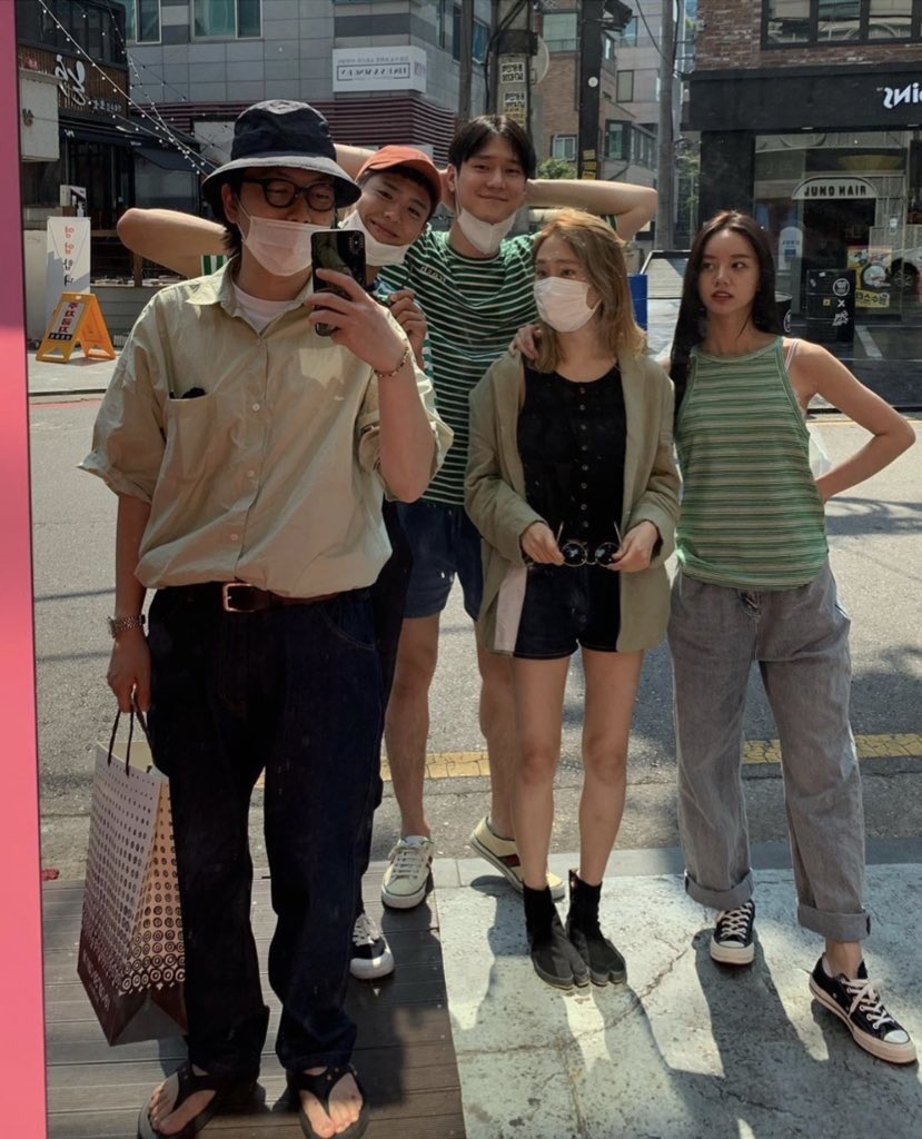 kdramaxxx's tweet photo. we always have that one friend who is always late for everything. 😅

#reply1988 https://t.co/zCYja382pp