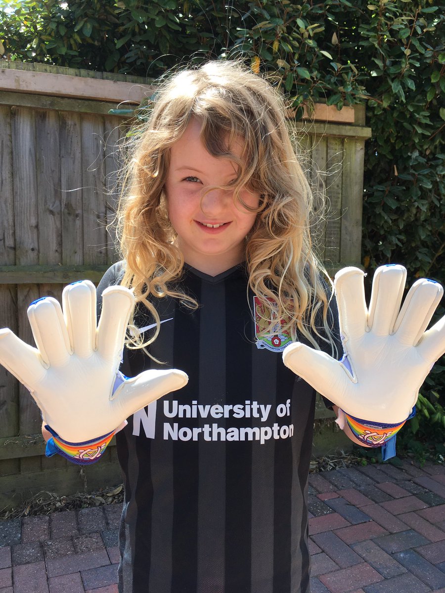 Delivery of new gloves for pre-season. Thanks @Victorygloves she loves them. @jo_jodaniel @NT_LFC