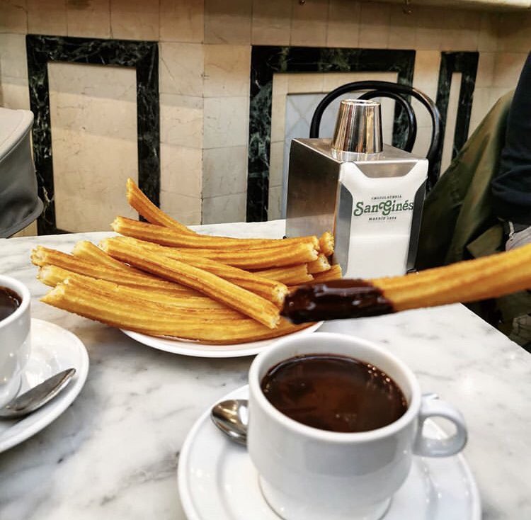 ChocoSanGines's tweet photo. El primer desayuno de la nueva normalidad... ¡No podría ser otro! 🍫
#sangines
#desescalandomadrid
#chocolateriasangines
#chocolate
#soydechurros
#soydeporras
#madrid https://t.co/G1ynb1jU3F