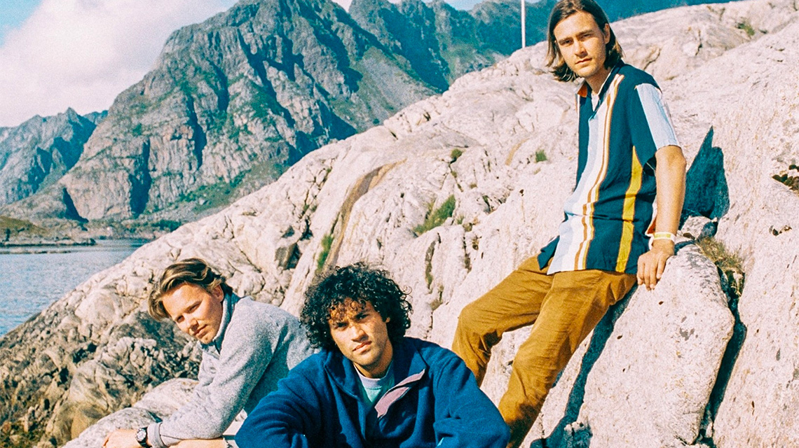 La banda noruega <a href="/GreatNewsBand/">Great News</a> publica «Now And Them» (Eget Selskap), álbum con canciones donde amor y soledad conviven en psicodélica confrontación vital. #ApuestaDNmag 🎯 bit.ly/37XTORS