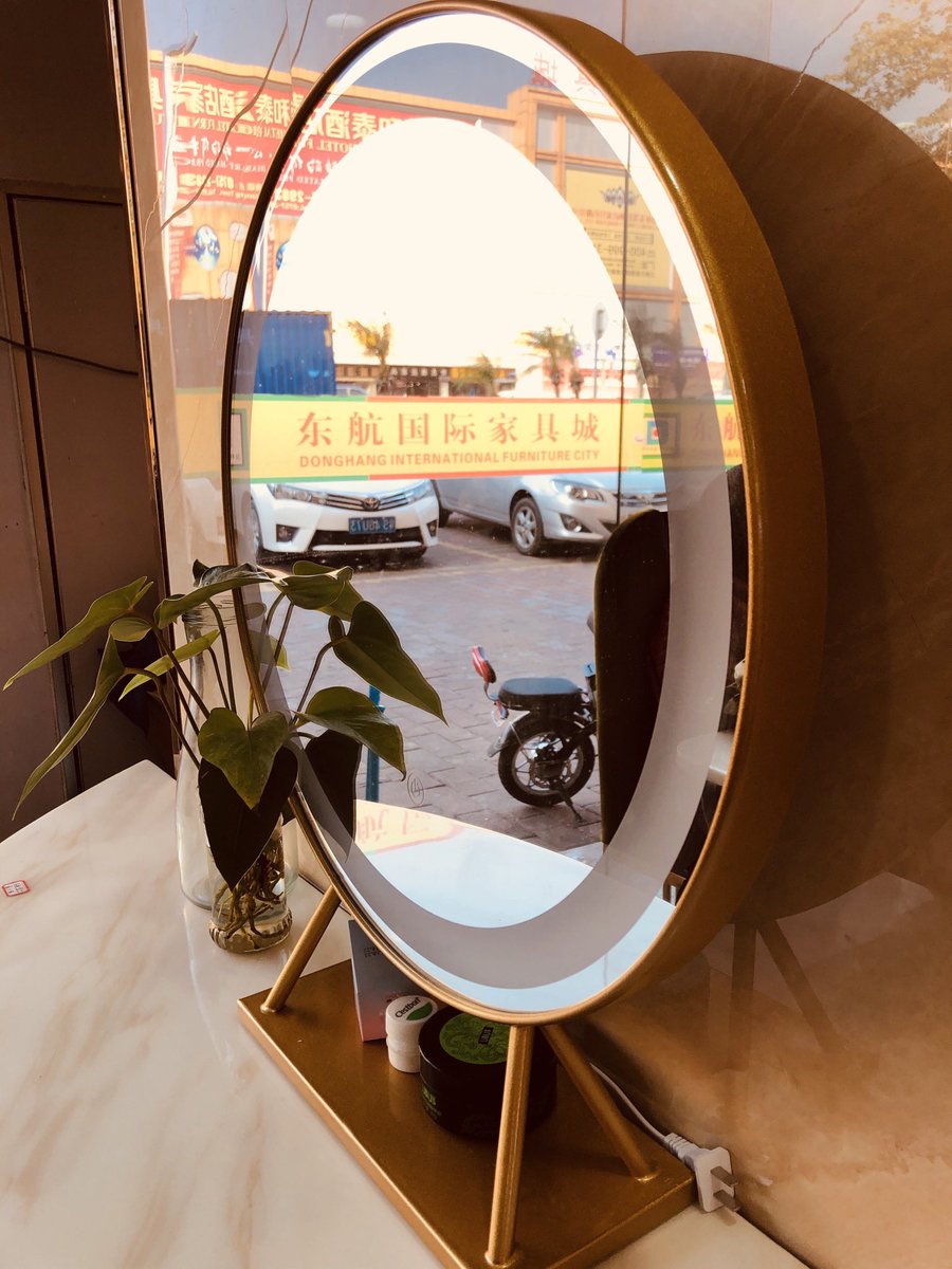 imimaysrunnia's tweet photo. Susah gila nak cari LED Vanity Mirror yang murah dekat Malaysia nih! Cantikkan? Kalau letak kat dalam meja makeup mesti onz teruk 😍 https://t.co/rBUibkh74C