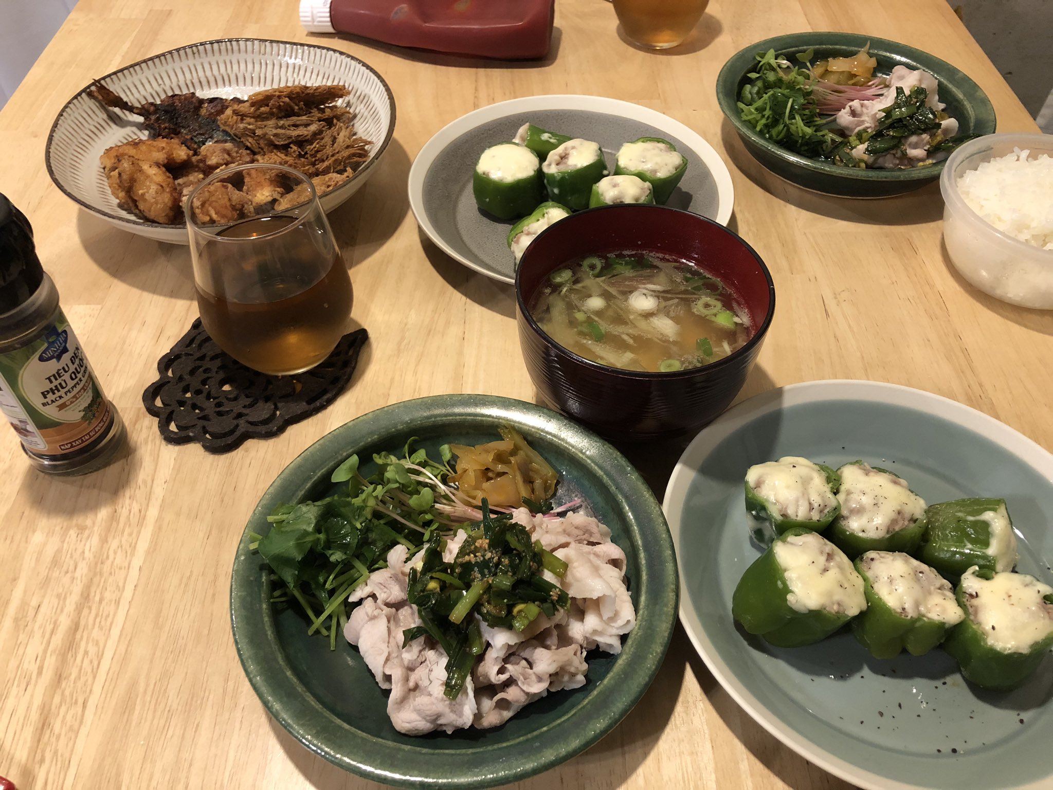 Yuko ロバート馬場ちゃんのピーマン肉詰め 横半分に切って詰めるスタイルで蒸し焼きに 適当に作った冷しゃぶがなかなかおいしかった