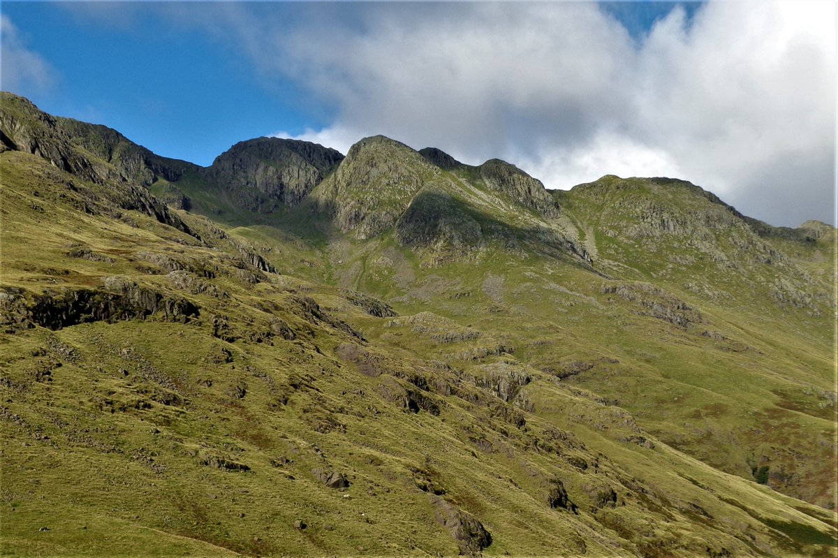 StanLeigh18's tweet photo. #Wainwrights in ascending order-198th on the list #CrinkleCrags #EasternFells -2816 ft
- Pulling power of #CrinkleCrags 
- Passing #RedTarn
- The summit area
-Leaving the Crinkles behind for #Bowfell https://t.co/SKZvr1rGgH