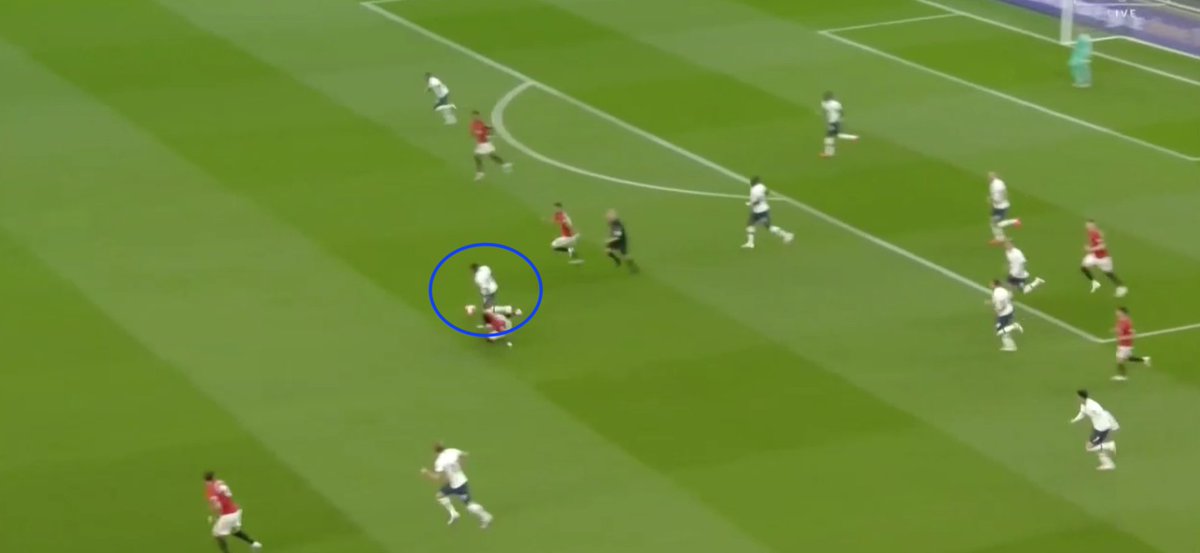 •As we mentioned in our Bergwijn to Spurs thread in January- providing a link for the counter-attack is also one of Bergwijn's classic traits and he did so again on a few occasions. You can see why Mourinho wanted to sign him to fit his style of football