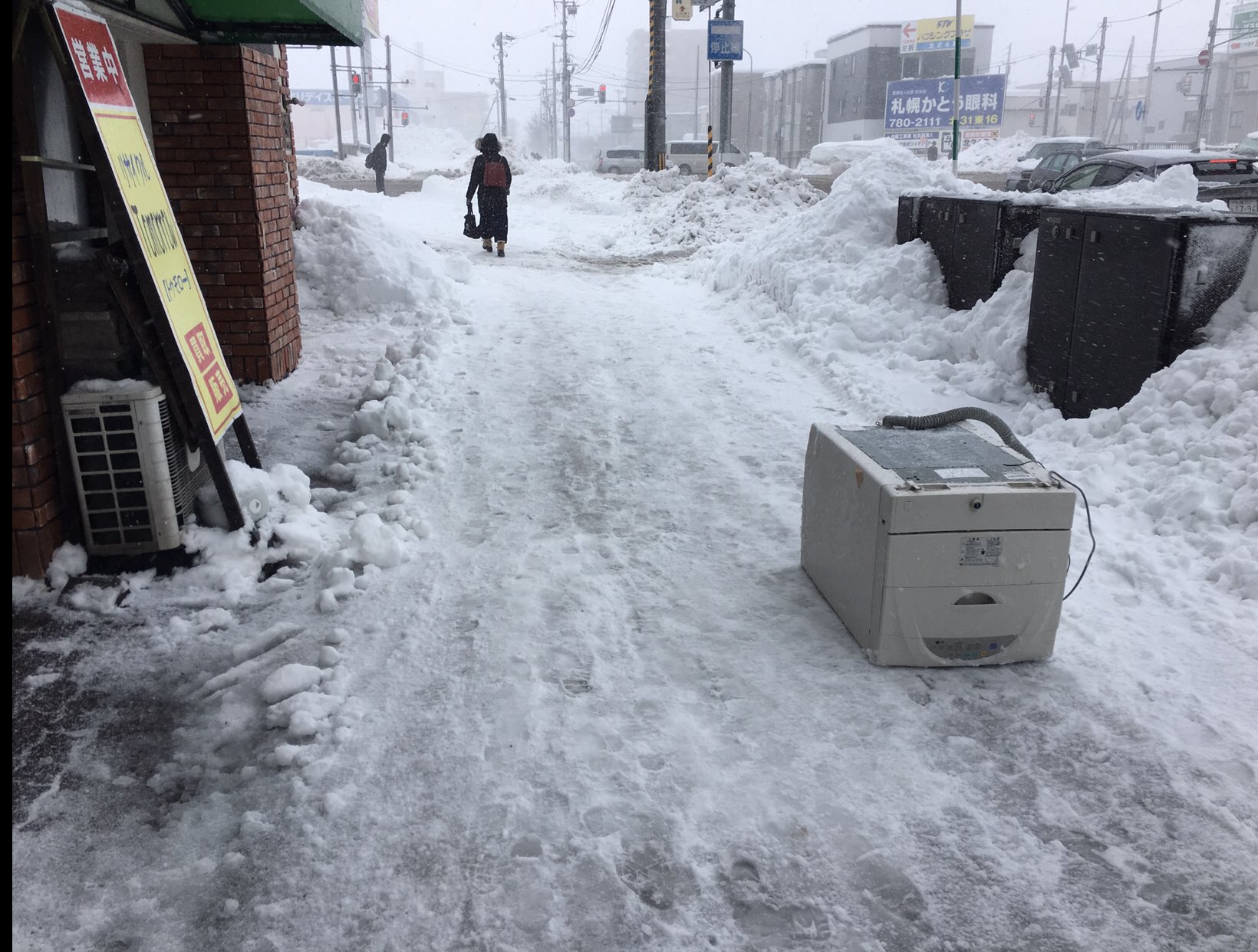 まさ太郎 みんなの山用語 根雪 寝雪 ねゆき 冬季間 消えることなく引き続き地面をおおっている積雪 気象庁では長期積雪と呼ぶが一般的でない また北海道など積雪地域では根雪が冬の到来として捉えられる 写真は強風で転がった洗濯機 札幌市 まさ太郎 みんなの山用語 根雪 寝雪 ねゆき 冬季間 消えることなく引き続き地面をおおっている積雪 気象庁では長期積雪と呼ぶが一般的でない また北海道など積雪地域では根雪が冬の到来として捉えられる 写真は強風で転がった洗濯機 札幌市