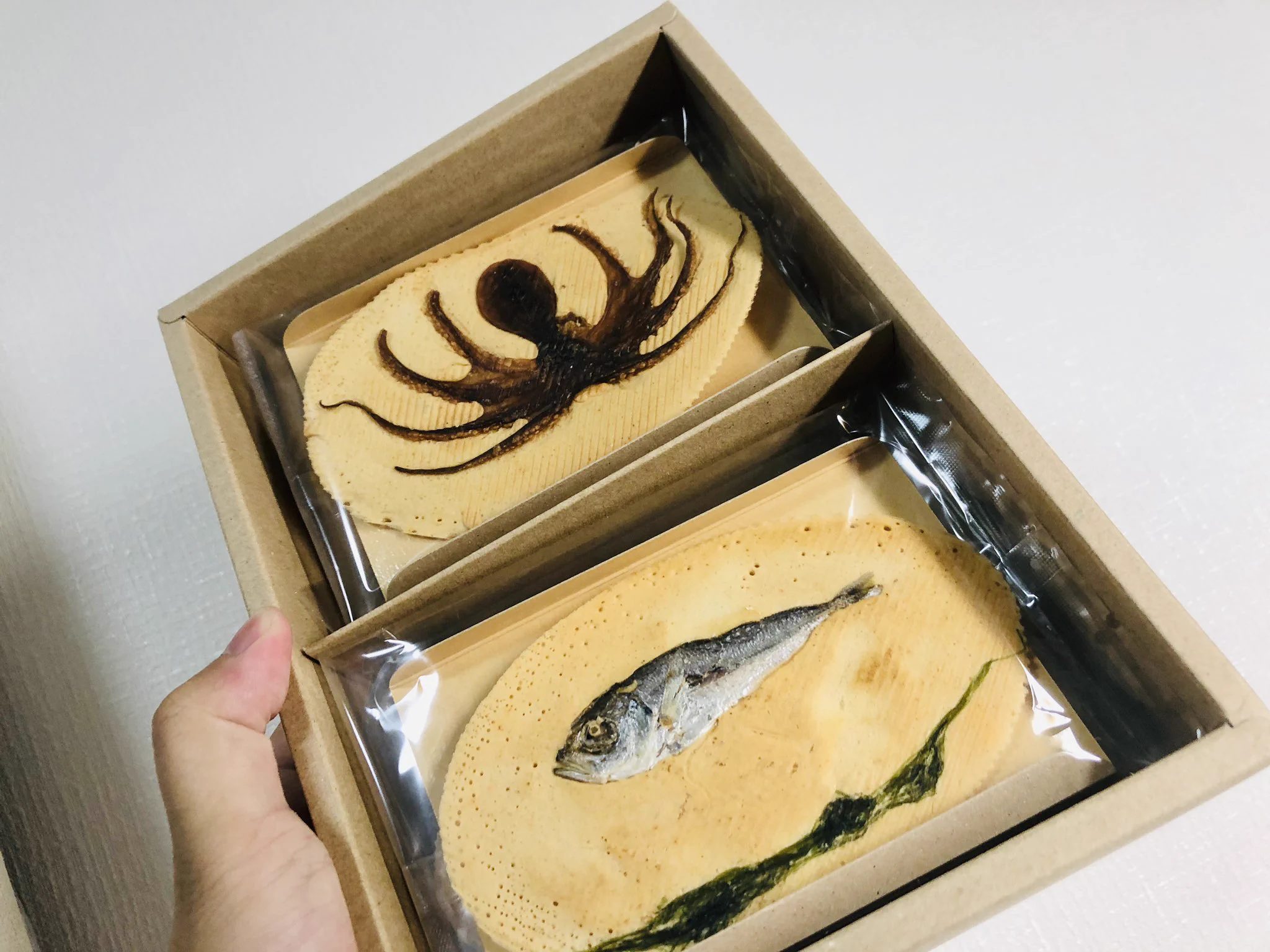 @lepuscapensis ご存知かもしれませんが、
香川県の魚屋元蔵のおととせんべいを
オススメします！！ 