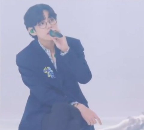 ➸ 𝚍𝚊𝚢 𝟷𝟽𝟺"the guy with round glasses on the left"just close your eyes~ those honey, heavenly voice especially in that suit and glasses he looks so dreamy ♡