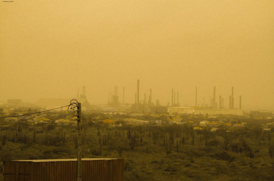 Amanece en el Caribe y así el insólito panorama en la pequeña isla de #Aruba frente a las costas de Venezuela.

Visibilidad muy reducida por la intrusión del polvo sahariano #ClimaMMTV #SaharanDust