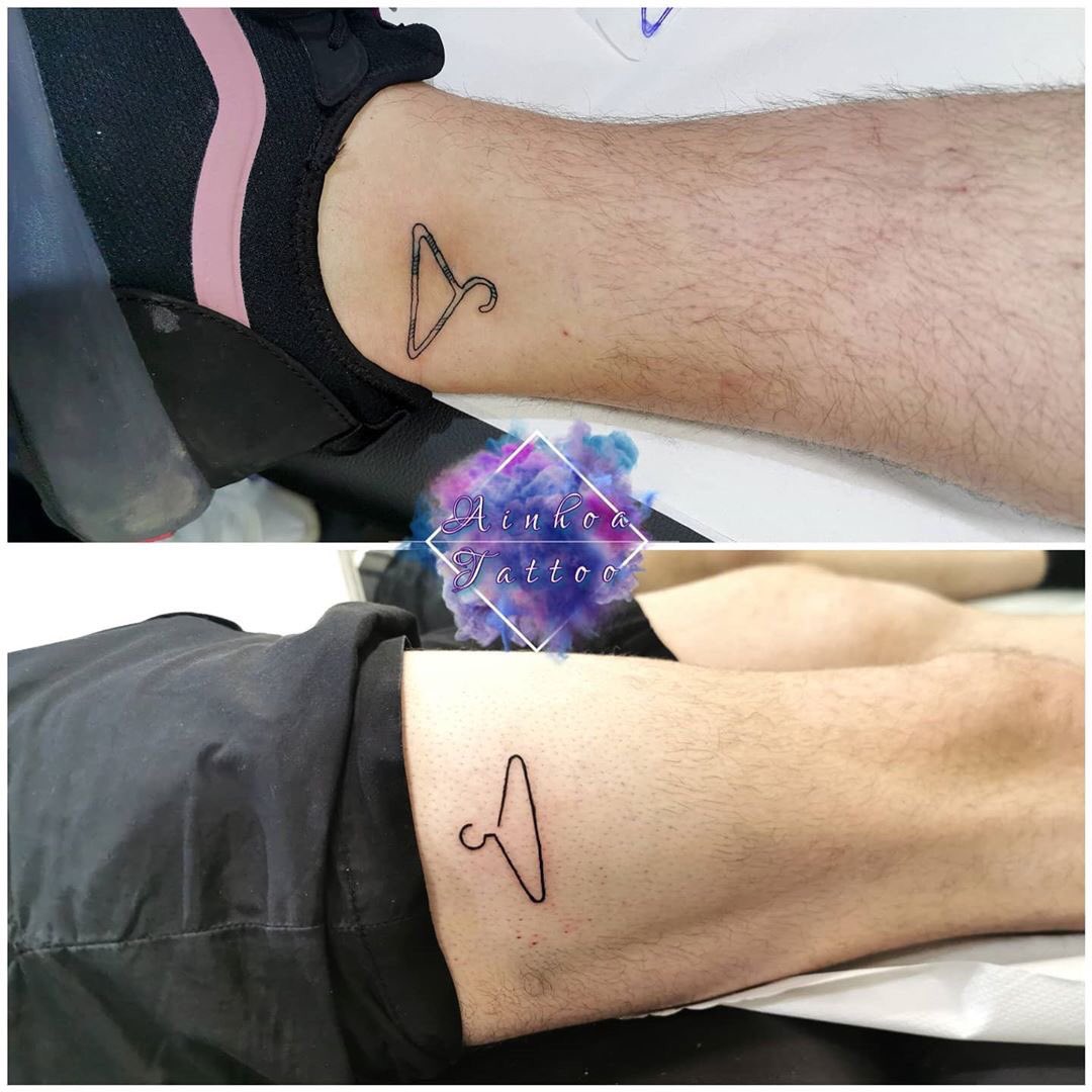 StatuQuoTattoo's tweet photo. Micro tatuajes de perchas para dos amigos. ¡Un placer, chicos!
.
#statuquotattoo #inkedboys #tattooedboys #inkadict #simplytattoos #lineal #linealwork #black #blackworktattoo #blackwork #originalartwork #originaltattooartist #artist #basque #basquetattoo #donostia #donostiatattoo https://t.co/AEsk3nx5Mx