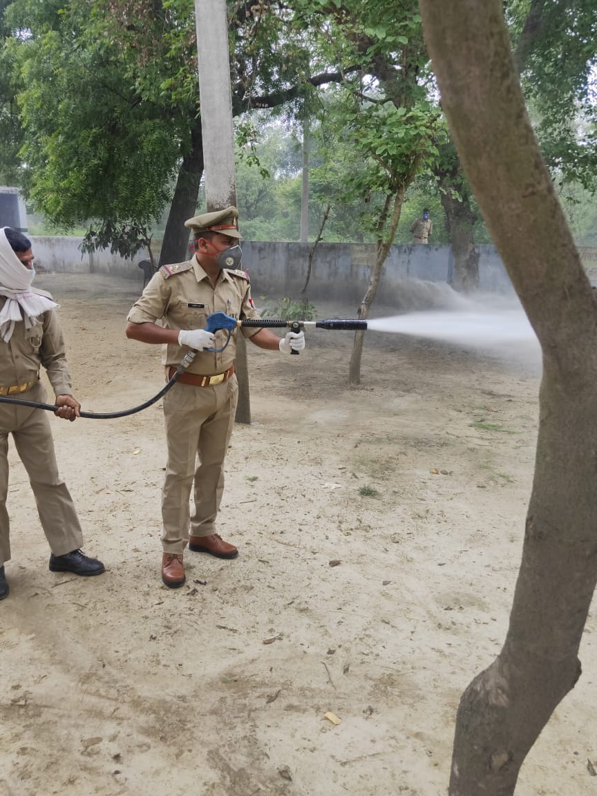 PranshuAvasthi's tweet photo. Sanatization at Sandna सीतापुर .....
@uppolice
@sitapurpolice
@fireserviceup
@police_digital
@DmSitapur
@digrangelkw
@Igrangelucknow
@KumarYoursk10
@FssoAshishVerma
@Karan_Yadav_PBH
#Team2486
#CoronaWorrior https://t.co/c1CxuYiS9w