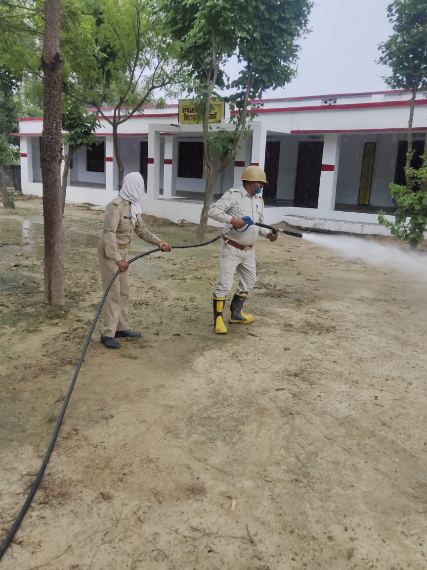 PranshuAvasthi's tweet photo. Sanatization at Sandna सीतापुर .....
@uppolice
@sitapurpolice
@fireserviceup
@police_digital
@DmSitapur
@digrangelkw
@Igrangelucknow
@KumarYoursk10
@FssoAshishVerma
@Karan_Yadav_PBH
#Team2486
#CoronaWorrior https://t.co/c1CxuYiS9w