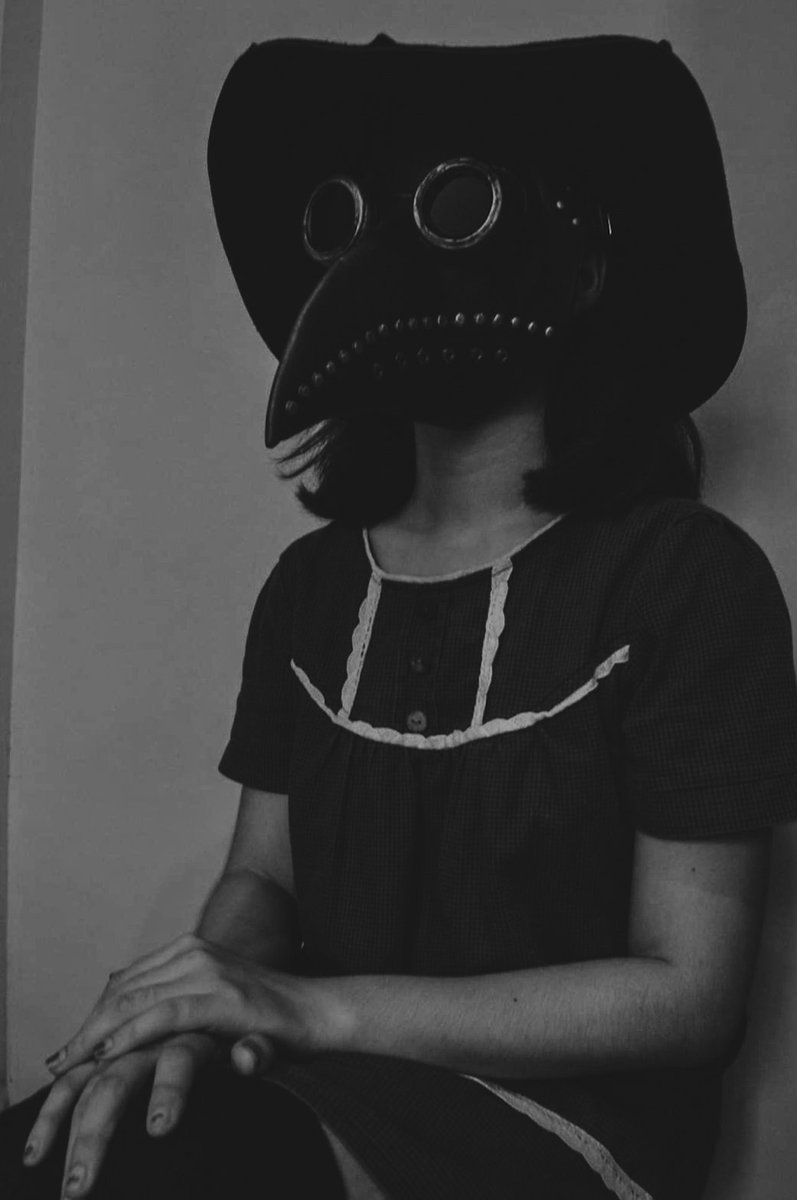 auntumndrop's tweet photo. "There are flowers and herbs inside but thee presence meant death is nearby."
#plaguedoctormask https://t.co/A7P1lN41e0